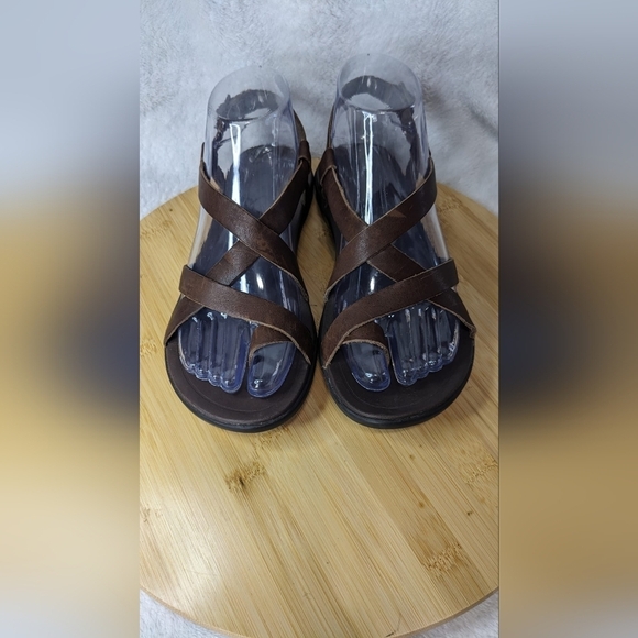 OluKai Upena Brown Leather Beach Sandal Wet Grip Sole Size 6 - Picture 1 of 10